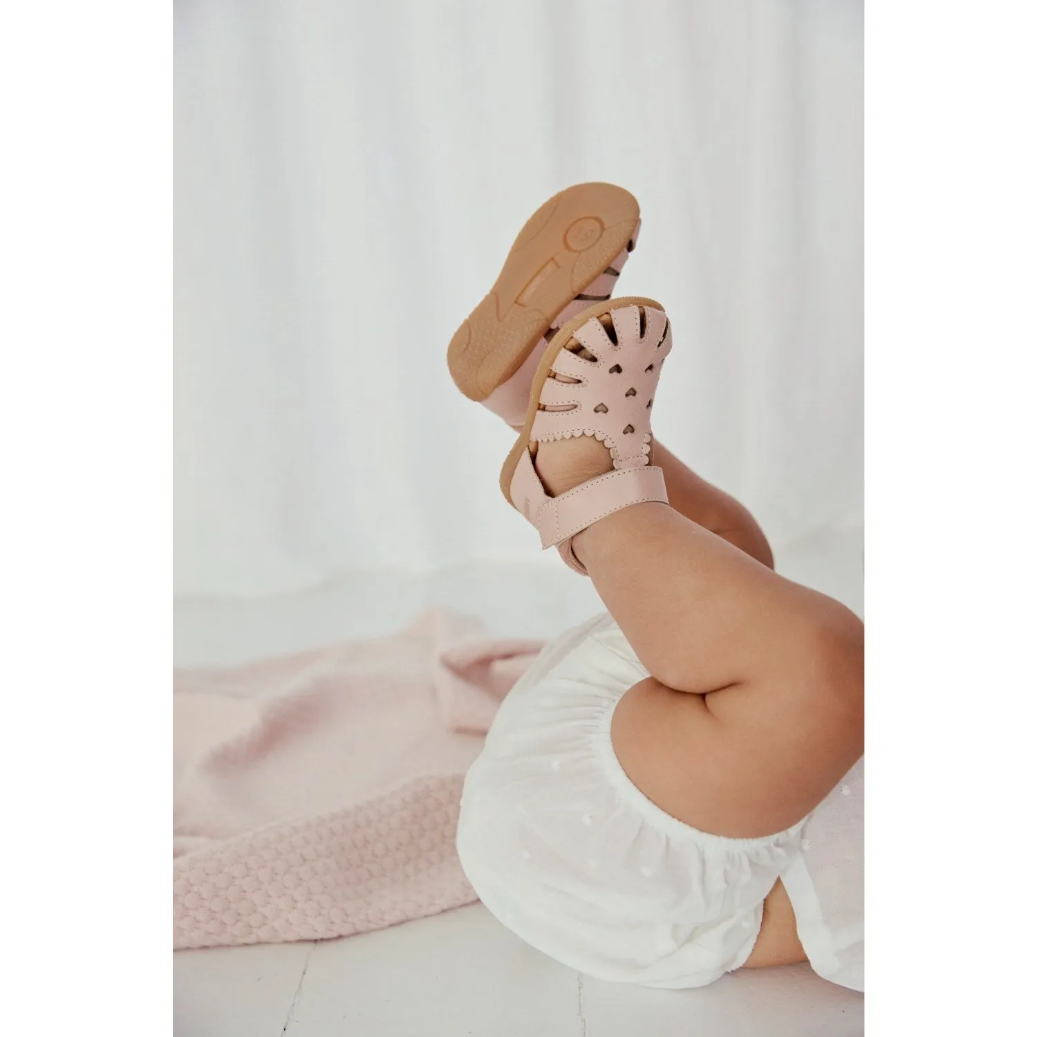 Angulus Rosebud/Rosebud Barnets Frste Sandal Med Udstanset Hjertemnster