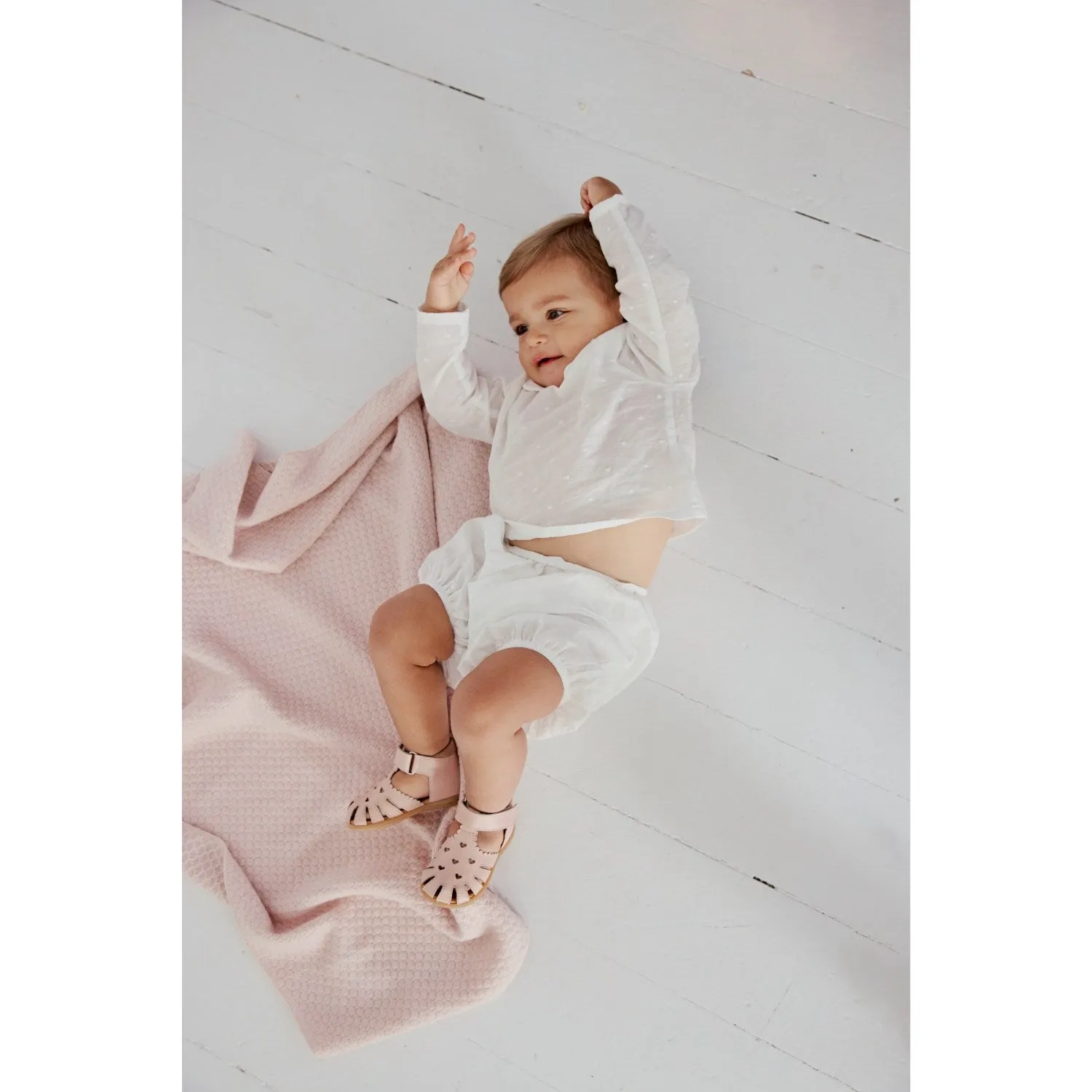 Angulus Rosebud/Rosebud Barnets Frste Sandal Med Udstanset Hjertemnster