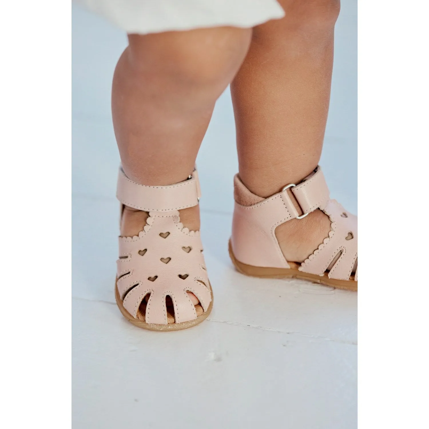 Angulus Rosebud/Rosebud Barnets Frste Sandal Med Udstanset Hjertemnster